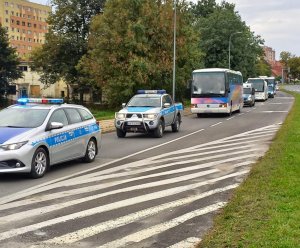 Radiowozy pilotują autokary.