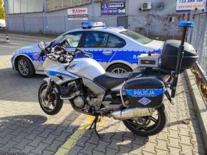 policyjny radiowóz oraz motocykl.