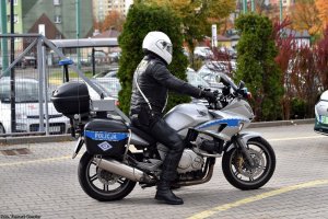 Policjant ruchu drogowego na motocyklu.