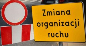 Znak zakaz ruchu i zmiana organizacji ruchu.