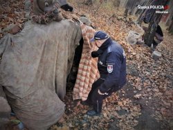 Policjant sprawdza miejsca przebywania bezdomnych.