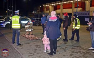 Na zdjęciu widoczni funkcjonariusze Policji, Straży Miejskiej, Straży Pożarnej oraz osoby zgromadzone w związku z akcją profilaktyczną &quot;Świeć przykładem&quot;.