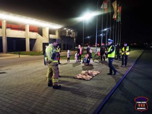 Policjanci, strażacy oraz osoby, które przyszły w ramach akcji profilaktycznej po odblask.