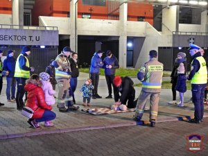 Na zdjęciu widoczni funkcjonariusze Policji, Straży Pożarnej, Straży Miejskiej oraz osoby, które zgromadziły się w związku z akcja profilaktyczną,