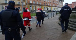 Idą w patrol policjanci z Mikołajem i funkcjonariuszami Straży Miejskiej.