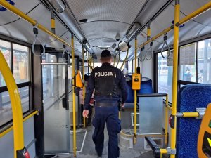 Umundurowany policjant w autobusie.