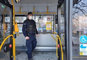 Umundurowany policjant w autobusie.