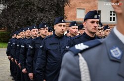 Umundurowani policjanci.