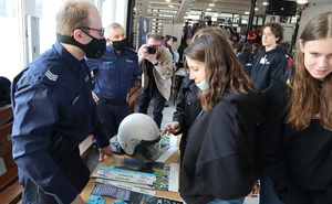 Umundurowani policjanci rozmawiają z młodzieżą.