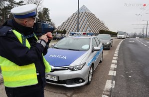 umundurowany policjant mierzy prędkość podczas działań &quot;Prędkość&quot;