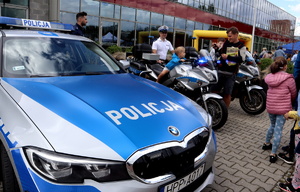 Radiowóz oraz dwa motocykle policyjne.