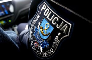 Naszywka na mundurze policyjnym z napisem Policja Tychy Wydział Ruchu Drogowego