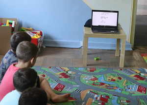 Widoczne dzieci, które oglądają na komputerze informacje dotyczące zasad bezpieczeństwa w Polsce.