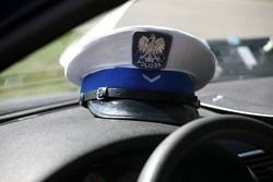 Policyjna czapka policjanta ruchu drogowego.