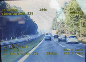 Zdjęcie z wideorejestratora obrazujące przekroczenie dozwolonej prędkości, gdzie pojazd jedzie ponad 176 kilometrów na godzinę.