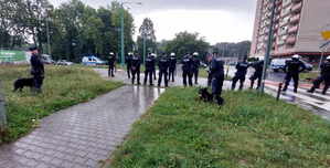 Policjanci zabezpieczają mecz piłki nożnej przed Stadionem Miejskim w Tychach.