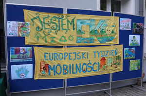 plakaty z napisem &quot;Jestem EKO&quot; oraz &quot;Europejski Tydzień Mobilności&quot;. Obok plakatów rysunki dzieci.