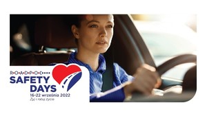 Plakat z napisem &quot;ROADPOL Safety Days 16-22 września 2022 Żyj i ratuj życie&quot;. Na plakacie kobieta siedząca za kierownicą samochodu.