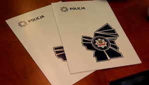 Okładki z logiem Policji.