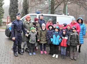 Zdjęcie grupowe dzieci, opiekunów i policjantów.