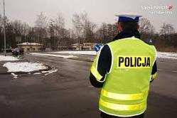 Policjant w odblaskowej kamizelce.