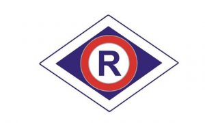 Na zdjęciu symbol z literą R oznaczający Wydział Ruchu Drogowego