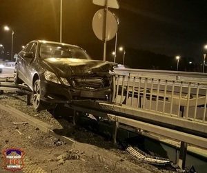 Na zdjęciu uszkodzony samochód, który wjechał w bariery energochłonne