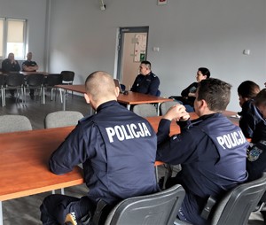 Na zdjęciu umundurowani policjanci uczestniczący w szkoleniu