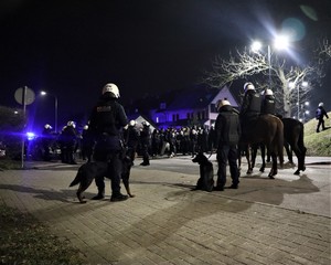 Na zdjęciu umundurowani policjanci biorący udział w zabezpieczeniu meczu oraz psy i konie policyjne.