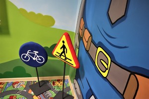 Na zdjęciu znaki drogowe oznaczające przejście dla pieszych i drogę dla rowerów.