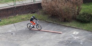 Na zdjęciu osoba jadąca na rowerze po przeszkodzie.