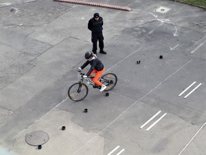 Na zdjęciu osoba jadąca na rowerze między przeszkodami.