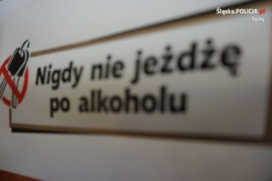 Na zdjęciu grafika ze znakiem zakazu, w którym są kluczyki oraz napis o treści: Nigdy nie jeżdżę po alkoholu.