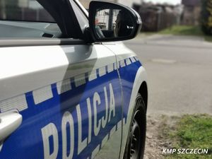 Na zdjęciu bok policyjnego radiowozu z umieszczonym napisem Policja.