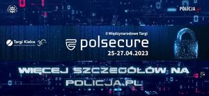 Na plakacie granatowe tło z cyframi. Na środku logo i napis o treści: II Międzynarodowe Targi Polsecure 25-27.04.2023. Pod spodem napis: więcej szczegółów na policja.pl. W lewym górnym rogu grafika odznaki policyjnej z napisem pomagamy i chronimy. W prawym górnym rogu adres strony internetowej policja.pl