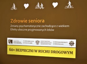 Na zdjęciu slajd z prezentacji. Na slajdzie napis o treści: Zdrowie seniora, zmiany psychomotoryczne zachodzące z wiekiem, efekty uboczne przyjmowania leków. Pod spodem logo i nazwy instytucji: Krajowa Rada Bezpieczeństwa Ruchu Drogowego, Ministerstwo Infrastruktury i Budownictwa, Policja. Na dole slajdu napis na żółtym tle: 60+ Bezpieczni w ruchu drogowym.