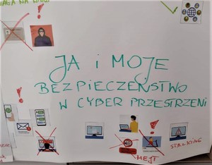 Na zdjęciu plakat. Na jego środku napis o treści: ja i moje bezpieczeństwo w cyberprzestrzeni. Obok napisu rysunki mające przedstawiać zagrożenia w internecie - widać między innymi zamaskowanego mężczyznę, ekran komputera i siedzącą przed nim osobę, telefon komórkowy oraz logo komunikatora internetowego.