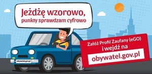 Plakat ma niebieskie tło. W górnej części napis „Bądź świadomym i bezpiecznym kierowcą, kontroluj swoje punkty karne.” Na środku plakatu samochód i osoba, która mówi „Jeżdżę wzorowo, punkty sprawdzam cyfrowo.” Poniżej ramka z napisem o treści „Załóż profil zaufany (dGO) i wejdź na obywatel.gov.pl”.