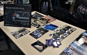 Na zdjęciu stolik z ulotkami oraz gadżetami promującymi pracę w Policji.
