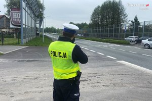 Policjant ruchu drogowego mierzący prędkość na drodze