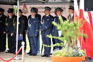 Na zdjęciu policjanci i strażacy stojący na podium.