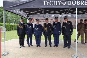 Na zdjęciu policjanci i strażacy stojący na podium, pozujący do zdjęcia.