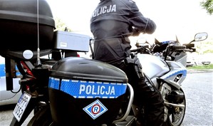 Na zdjęciu umundurowany policjant siedzący na policyjnym motocyklu.