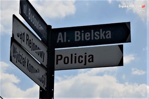 Na zdjęciu kierunkowskaz z nazwami ulic: Alej Bielska, Budowlanych oraz nazwami instytucji: Policja, Sąd Rejonowy, Wydział Komunikacji