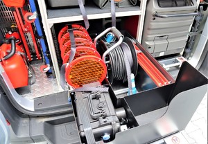 Na zdjęciu wyposażenie oznakowanego radiowozu marki Volkswagen Crafter.