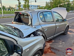 Na zdjęciu dwa uszkodzone samochody stojące na jezdni.