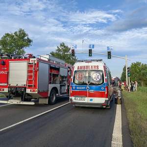 Na zdjęciu stojąca na jezdni karetka pogotowia ratunkowego oraz wóz straży pożarnej.