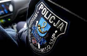 Na zdjęciu naszywka na policyjnym mundurze z logo ruchu drogowego oraz napisem Policja Tychy Wydział Ruchu Drogowego