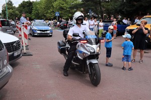 Na zdjęciu policjant ruchu drogowego na motocyklu.