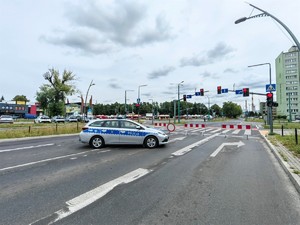 Na zdjęciu policyjny radiowóz blokujący drogę na skrzyżowaniu.